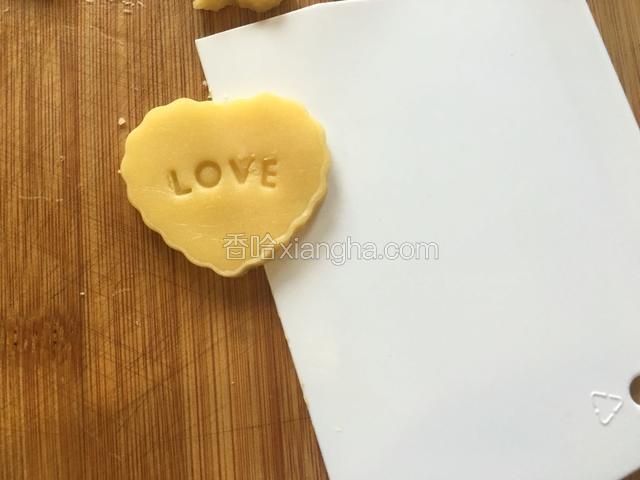 粽刮板帮忙，铲起饼干生坯。