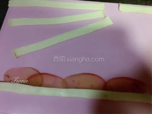 将酥皮擀成与苹果片差不多厚度 切成5，6厘米宽度的长条 涂抹蜂蜜 苹果依次贴在上半段