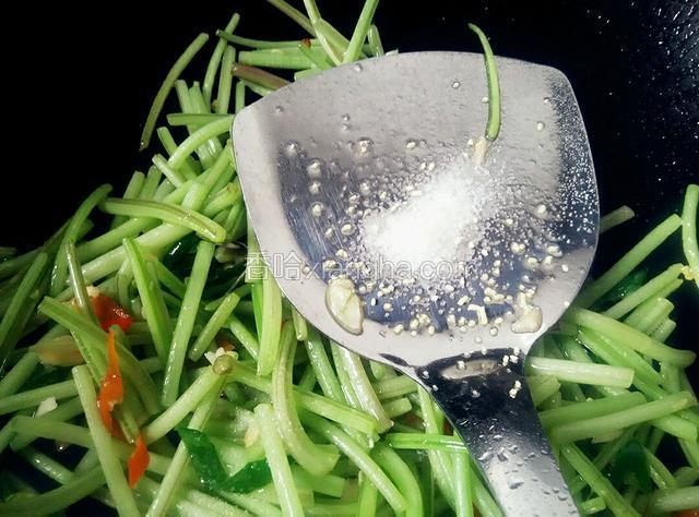 炒至红薯梗稍微变软，放入盐和鸡精，炒匀岀锅