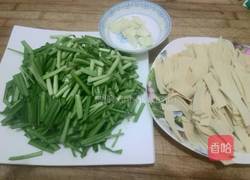 韭菜炒豆片的做法图解2