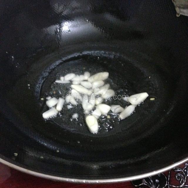 锅里留油，放入蒜片炒香