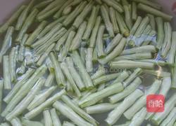 长豆角土豆焖玉米饭的做法图解1