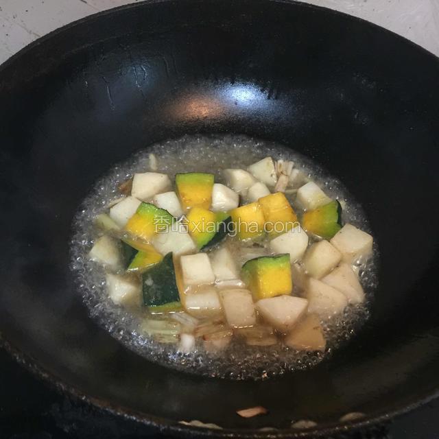 加水沫过南瓜和土豆，大火烧五分钟。该小火慢炖十分钟。