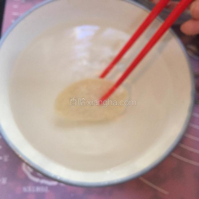 这一步很重要，一定要将馍片整个沾水，这样才能出来外焦里酥