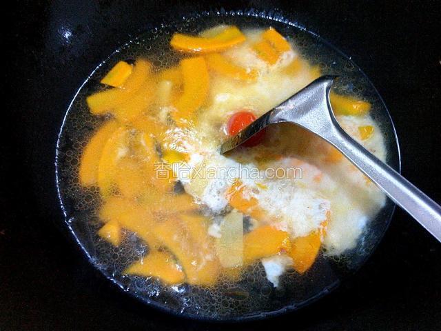 不用搅拌咸蛋白、用锅铲把咸蛋黄一分为四、煮熟即可饮用、（够咸味了、不用放盐）