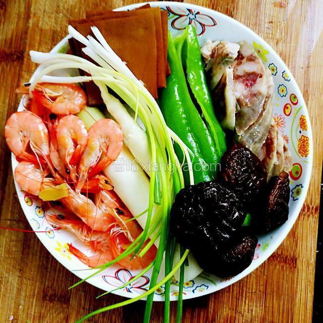 香肠、虾仁、茭白、香菇、香干、青椒切粒，香葱切末