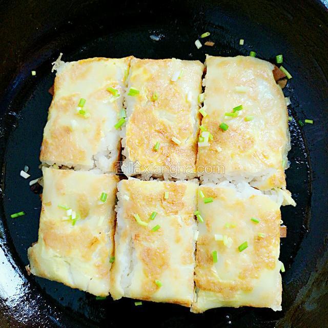 底面煎黄后翻身，底面朝上，再煎5分种，切块撒上香葱末