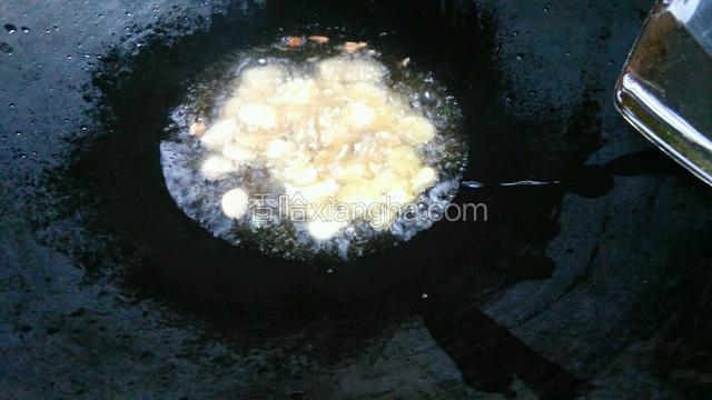 热锅给猪油化开给大蒜炒香