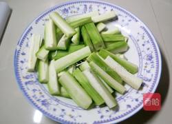 油条烩丝瓜的做法图解1