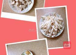 海鲜菇豆腐汤的做法图解1