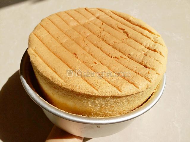 再把底部推上去。（我这个是活底的八寸蛋糕模）