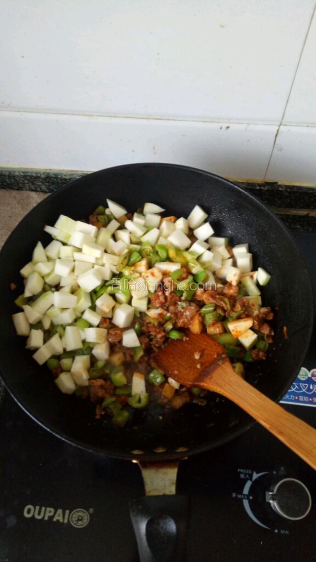 羊肉，土豆炒至七分熟加入茭瓜，辣椒！然后加入老抽，盐，味极鲜适量！爆炒后加水。