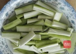 丝瓜炒鸡蛋的做法图解1