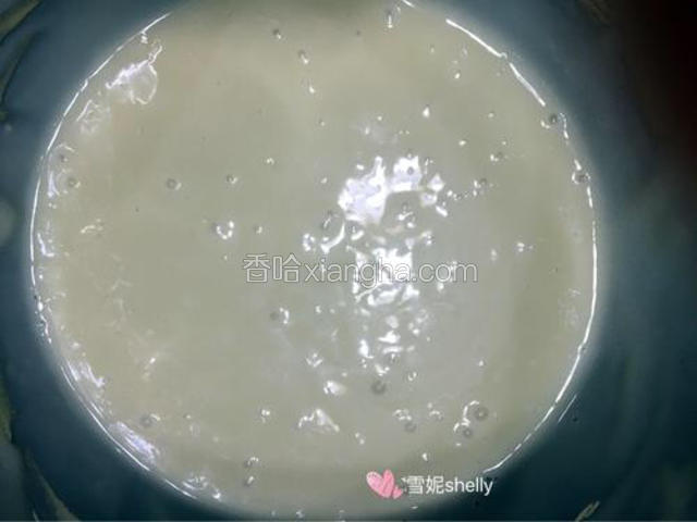搅拌成无颗粒的面糊。