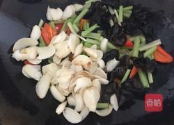 香芹百合炒木耳的做法图解3
