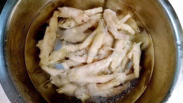 冲几遍水，然后将鸡爪浸泡最少3小时的时间