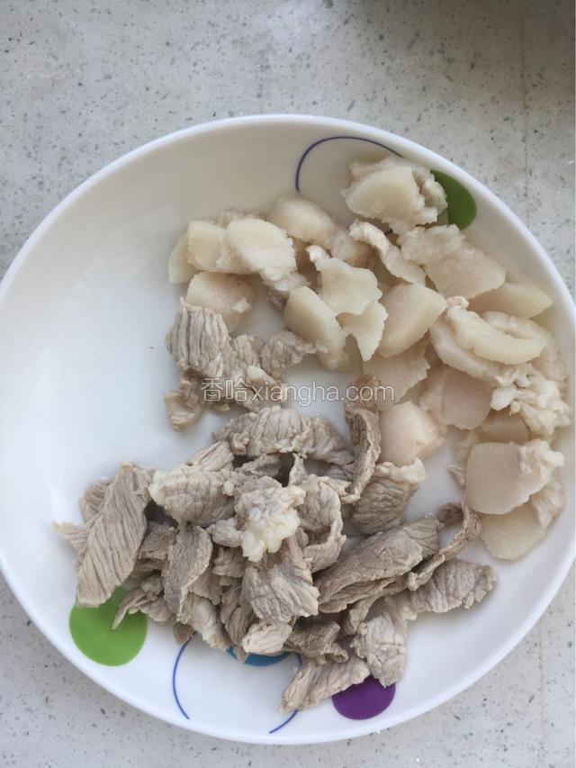 肉切片用开水绰一下，切时把肥瘦肉分开