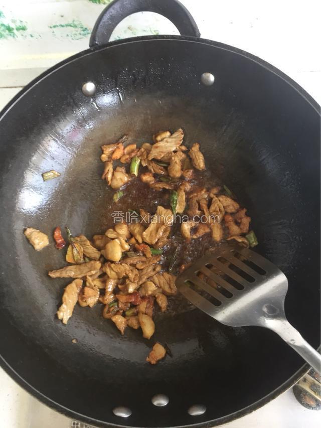 再放入瘦肉加生抽炒匀