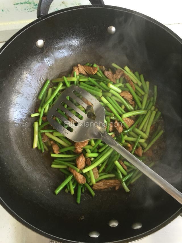 放入蒜苗炒5分钟加盐鸡精，再加半碗水烧10分钟