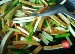 芹菜炒豆干的做法图解3