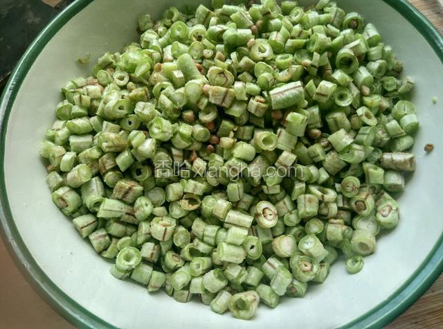 豆角洗净切碎，放盐腌制三个小时