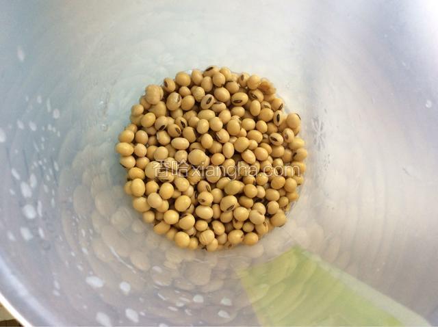 取130克干黄豆洗净，放入清水泡一晚上。