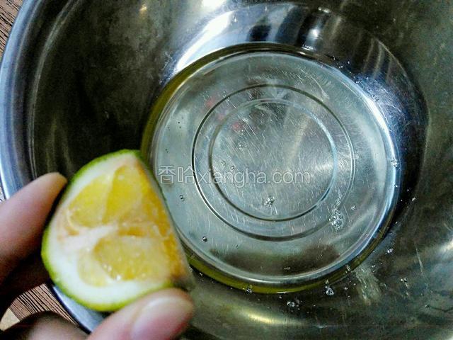 蛋清中加一片柠檬汁，主要用来中和蛋清的碱性。没有柠檬汁可以用白米醋或者塔塔粉。酸可以帮助蛋清更容易打发且更稳定，泡沫不容易消失。