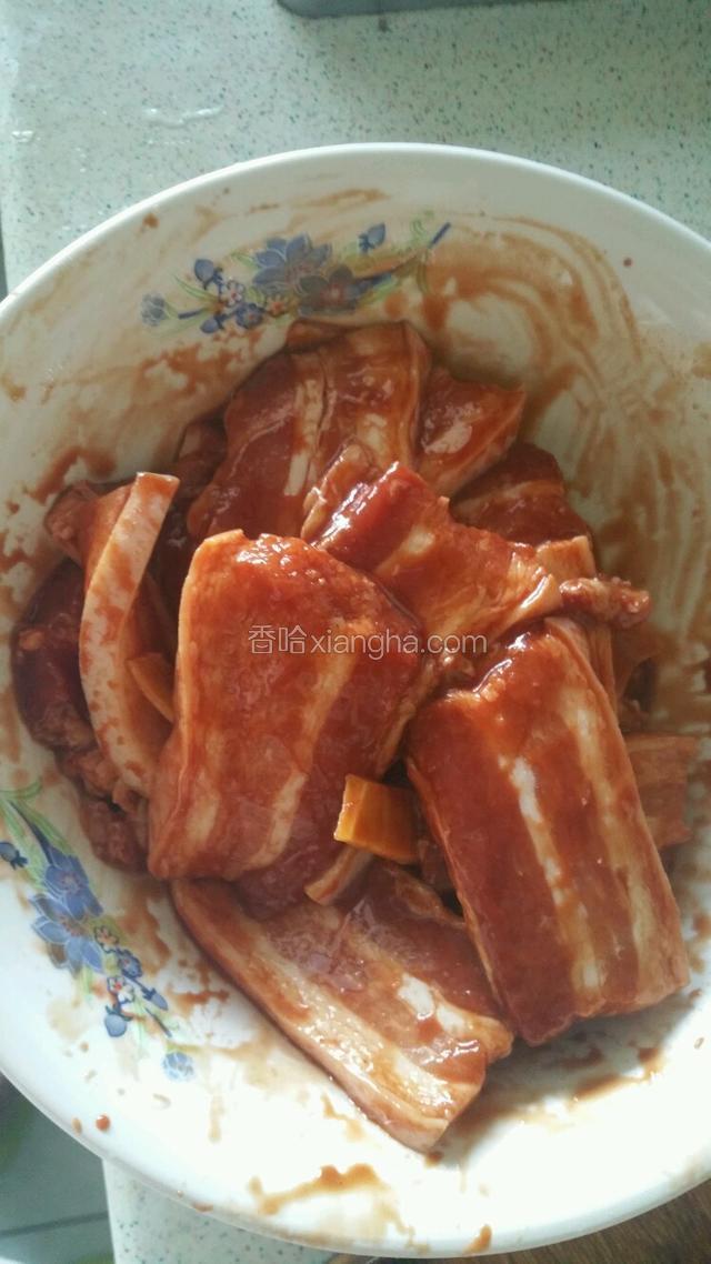 加入适量盐，糖，蚝油，生抽，料酒各1勺，腐乳汁适量，葱姜蒜末适量，用手抓匀腌制半小时入味