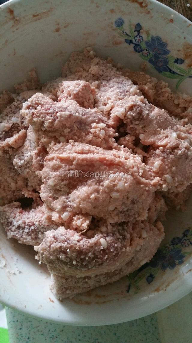 糯米提前浸泡后控水用料理机打成粗粉即可，（我没有蒸肉粉所以用糯米打粉）也可以直接用蒸肉粉拌入喂好的五花肉中