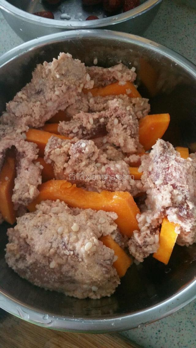 取深一点的小盆或者碗，将五花肉皮朝下一片肉一片南瓜码放好