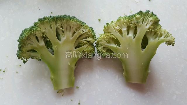 西兰花切开后再分开一半（这步很重要哦）；
