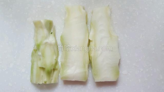 西兰花梗不要掉丢（留着做树干）；