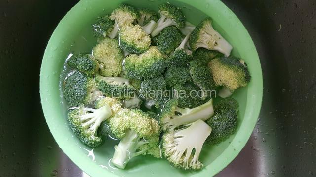 西兰花洗净，用盐水泡十分钟；