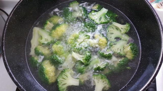 锅里加水放适量盐煮开，倒入西兰花焯水，捞起晾干水份；