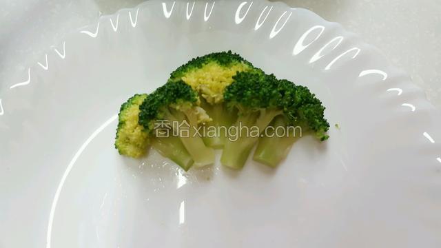 取一颗较大的西兰花摆在顶端，一直往下摆；