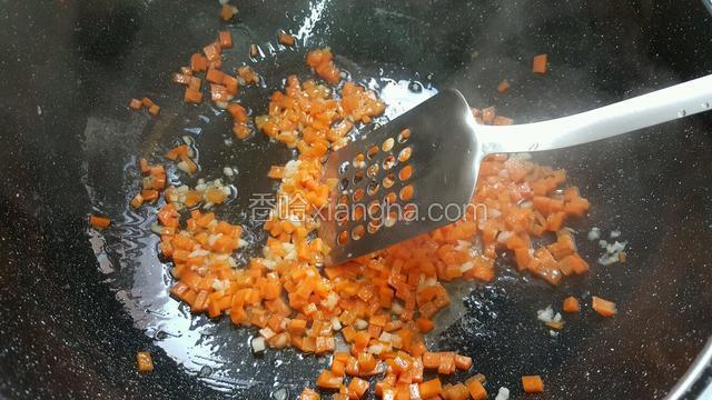 烧热油锅爆香蒜头，下适量盐和酱油，倒入红萝卜一起翻炒至熟（可加少量水）；
