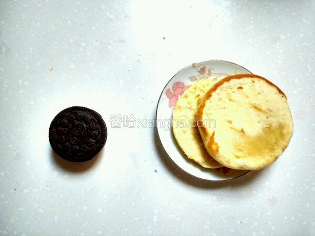 准备两块奥利奥饼干中间的奶油心去掉，嗯那个蛋糕坯对半切上边一表面一层切掉