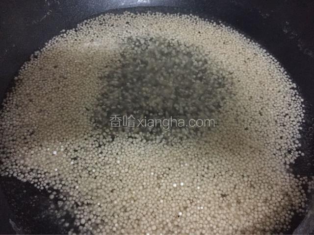 锅中倒入适量的清水烧开后慢慢画圈倒入西米，大火煮10-15分钟，