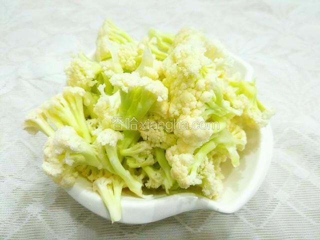 将有机菜花用手掰成小颗