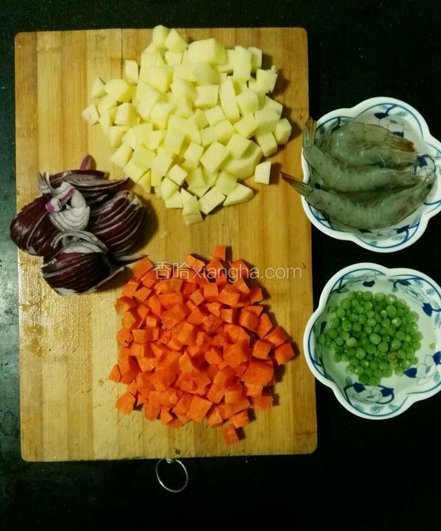 将准备好的土豆切小块、胡萝卜切小块，洋葱头切丝