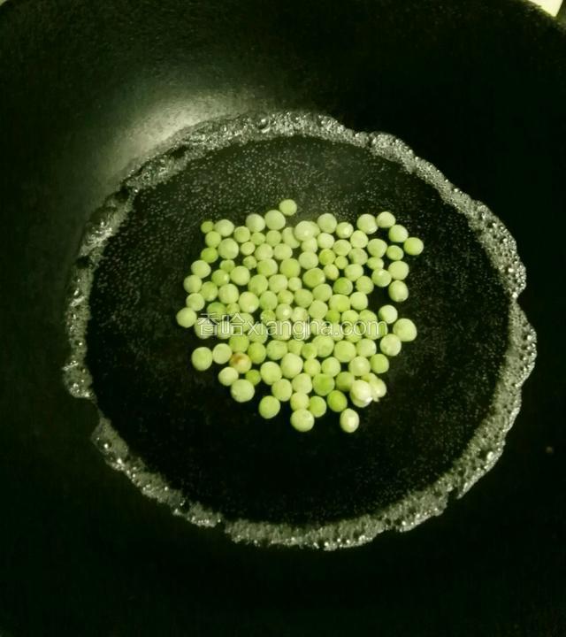 把青豆和青虾先后煮熟，捞出后备用