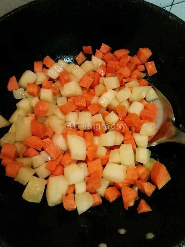 锅中加入适量的油，加入土豆块和胡萝卜快进行翻炒