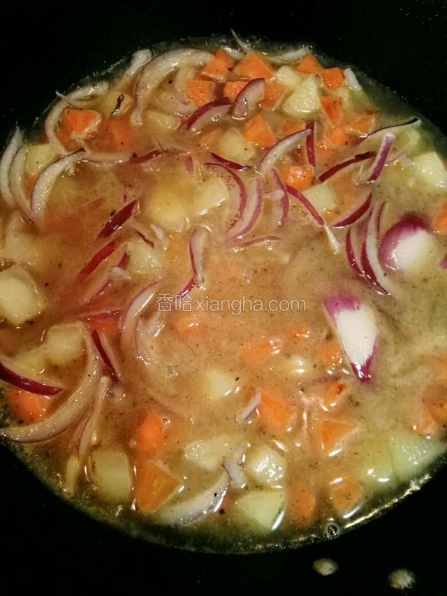 稍微翻炒一会后，锅中加入水，水的高度一定没过菜