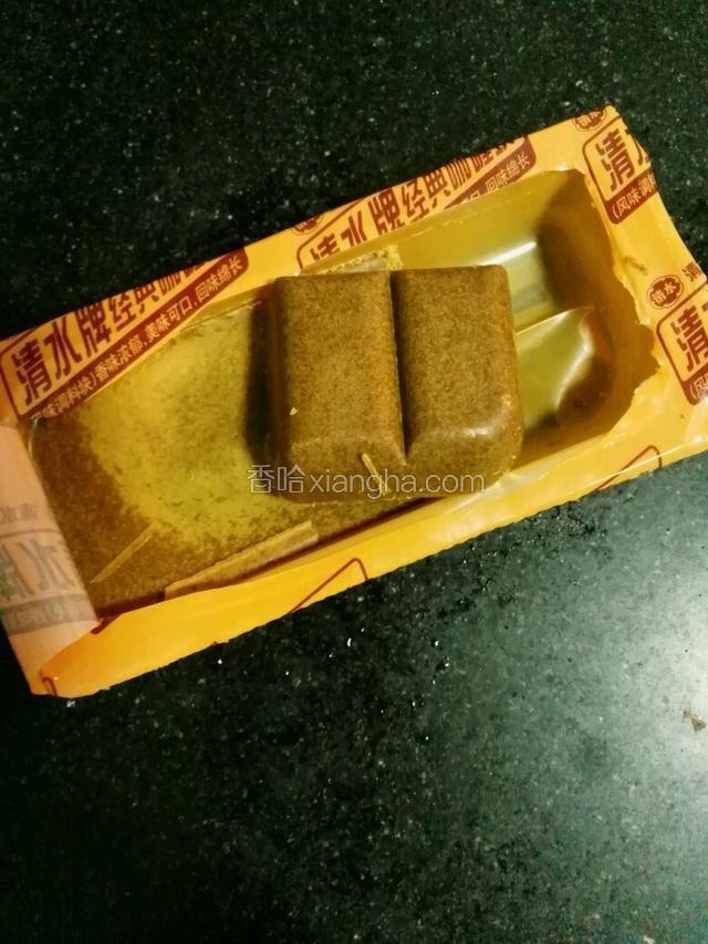 将咖喱快放入锅中，搅拌和翻炒，帮助咖喱尽快融化