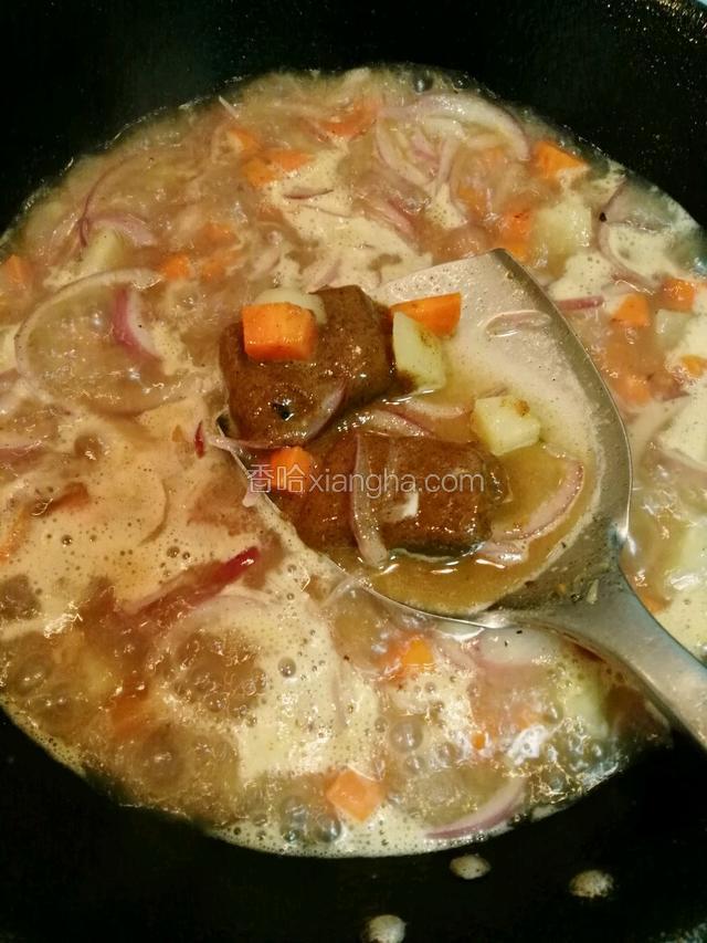 放入咖喱，用铲子搅拌，充分融化