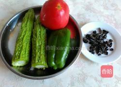 凉拌苦瓜木耳西红柿的做法图解1