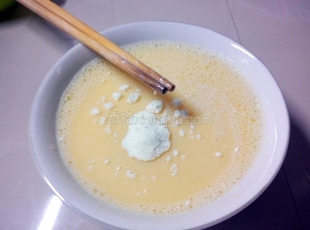 然后再放2克全脂奶粉，继续用筷子搅拌均匀，无颗粒就行了，