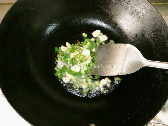 热锅凉油，油烧热后加葱姜蒜爆香，