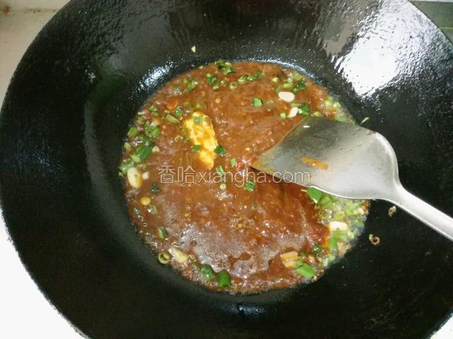 加入酱汁翻炒均匀，