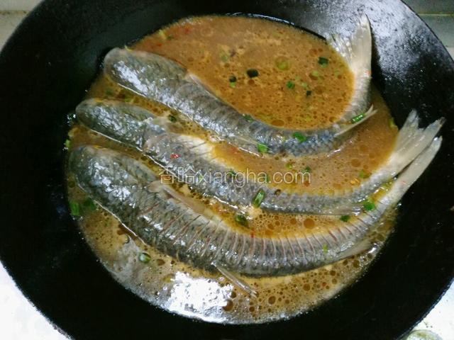 加入水漠过鱼，大火烧开，小火慢炖，将酱汁浇向鱼身，使鱼更入味，盖上锅盖，焖炖15分钟。